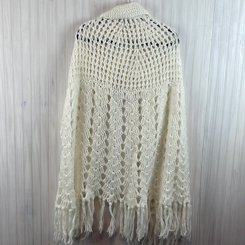 VINTAGE HAND CROCHET SHAWL - Picture 4 of 5